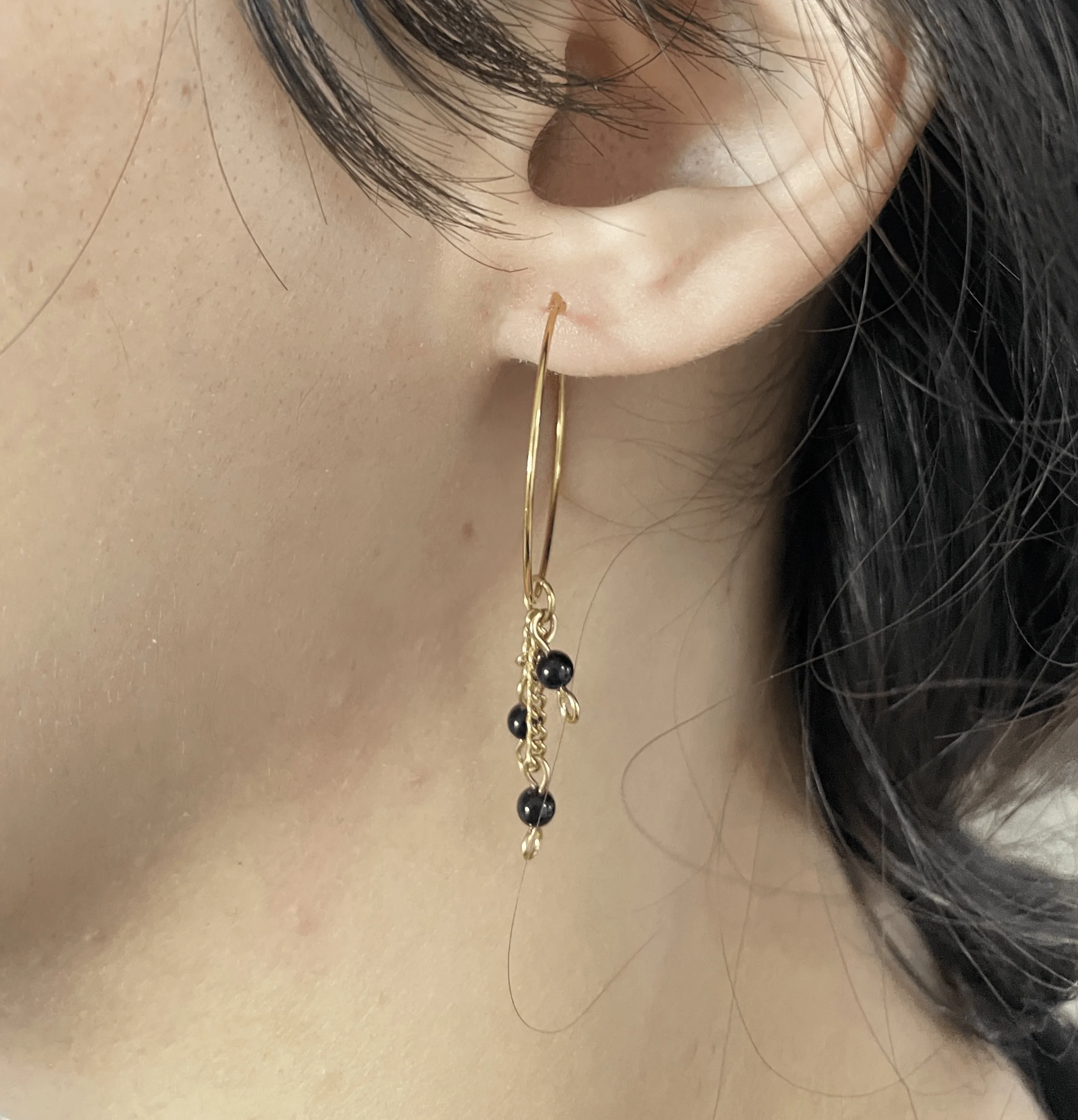 Boucle d'oreille pendante/créoles Co88 France en acier inoxydable doré et pierres naturelles noires
