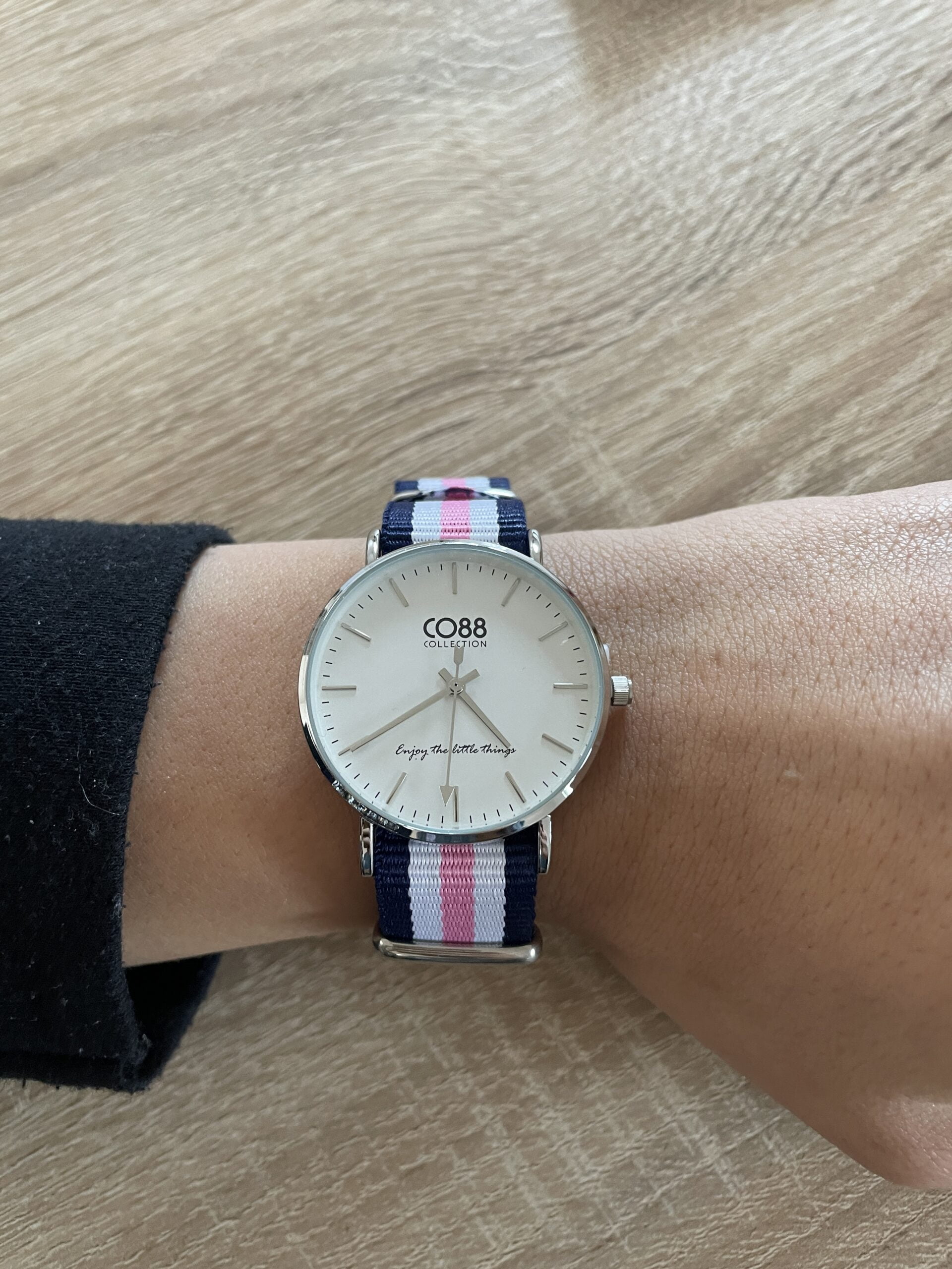 Montre Co88 France en acier inoxydable argenté et tissu de couleur, cadrant blanc