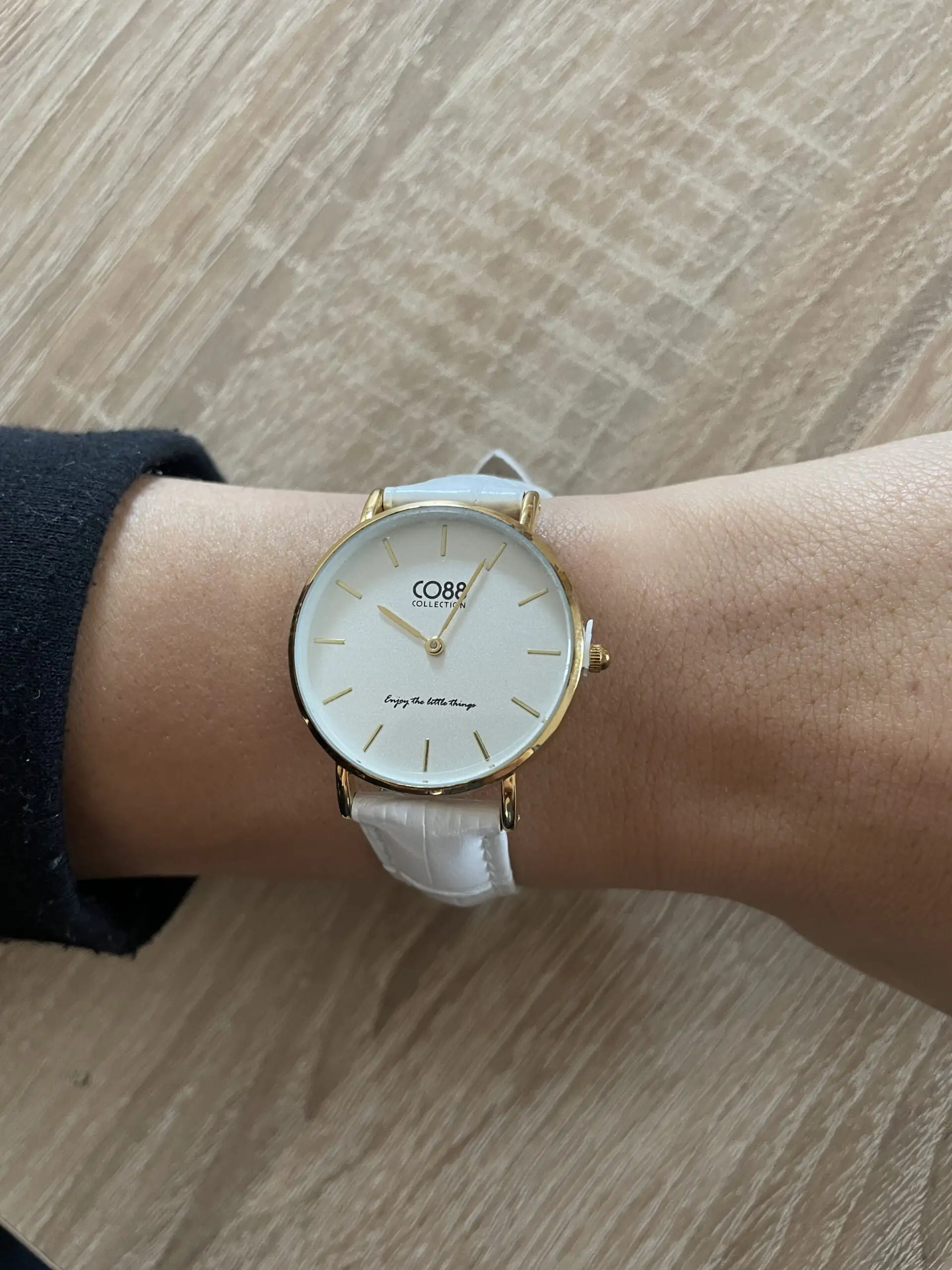 Montre Co88 France en acier inoxydable doré et cuir blanc, cadrant blanc