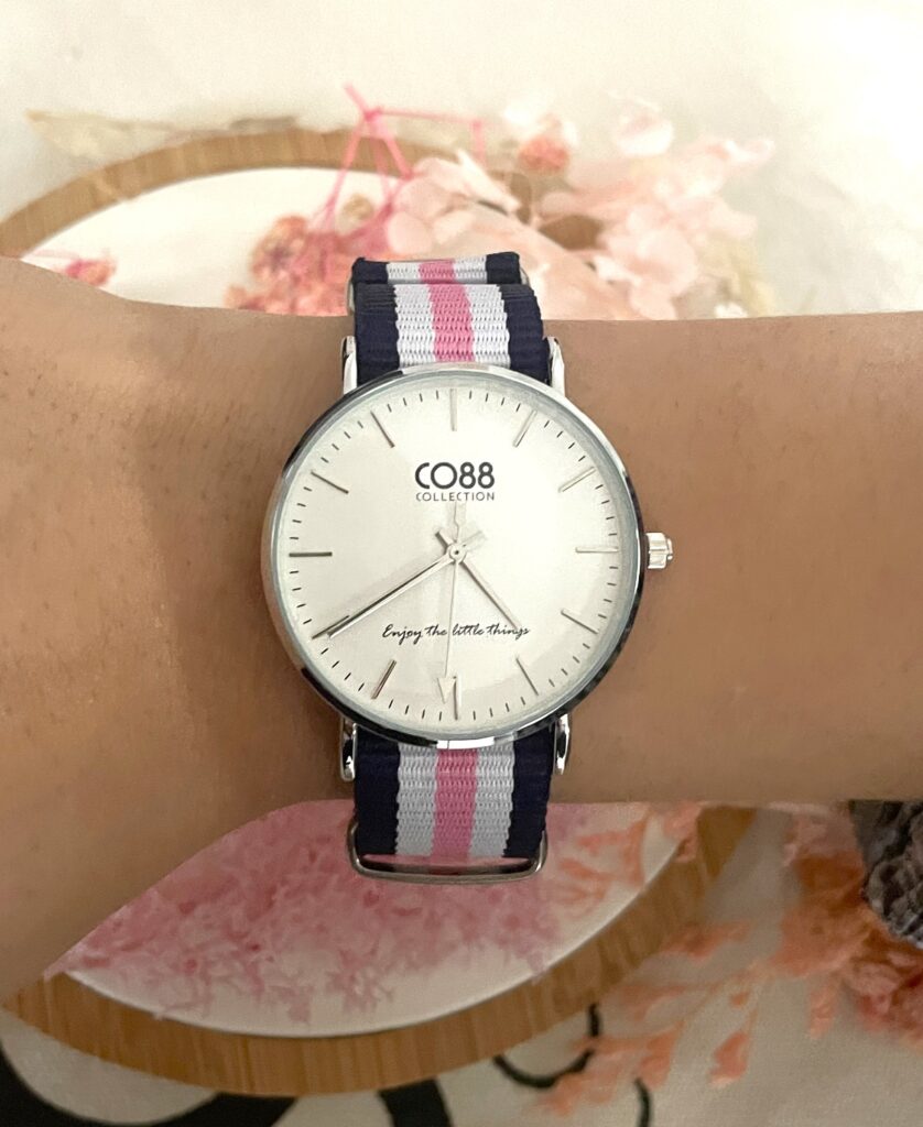 Montre CO88 avec bracelet en tissu coloré