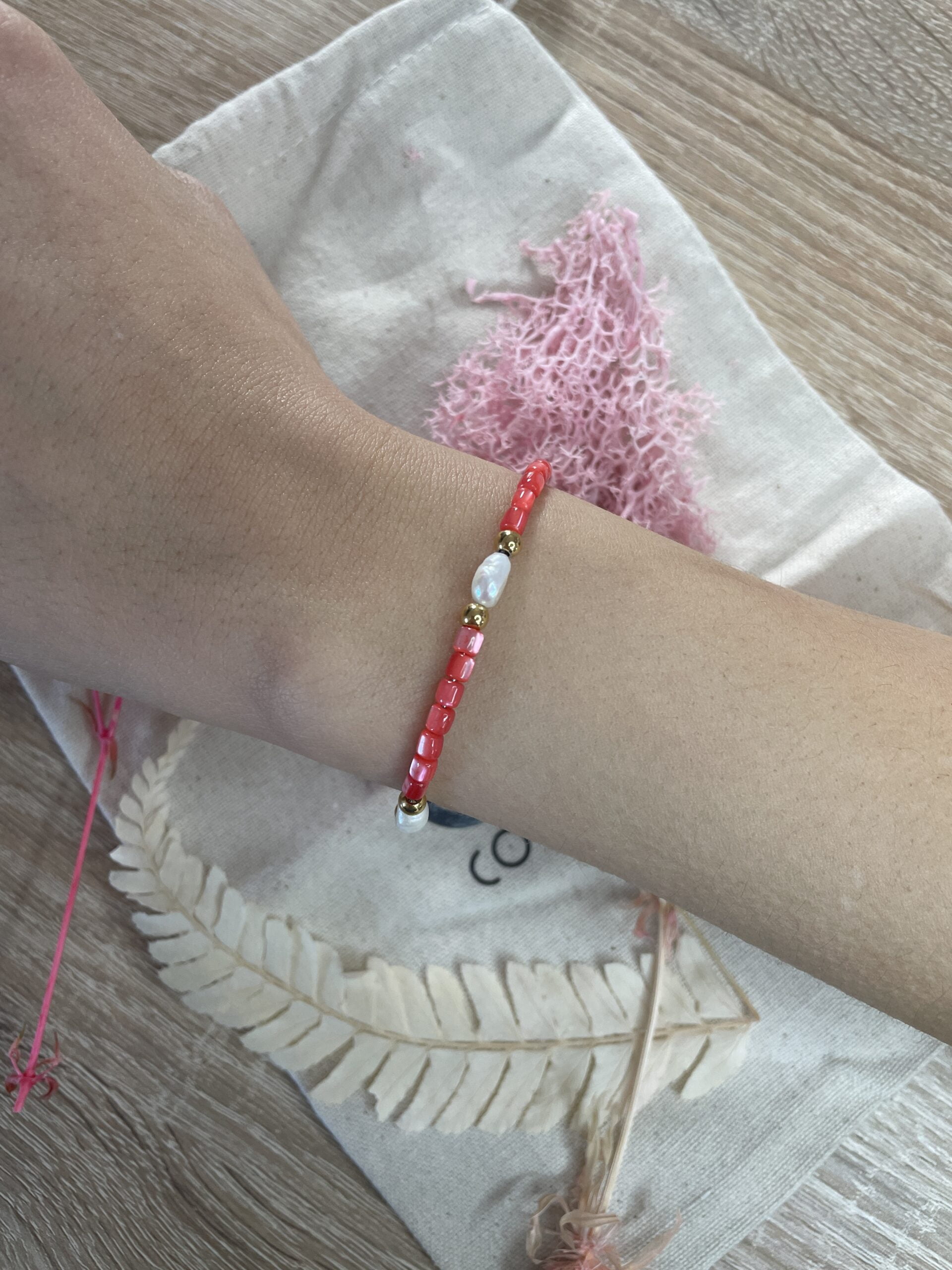 Bracelet perle nacrée perle d'eau douce LEANA Bracelets Co88 France en acier inoxydable doré et perles nacrées, perles d'eau douce