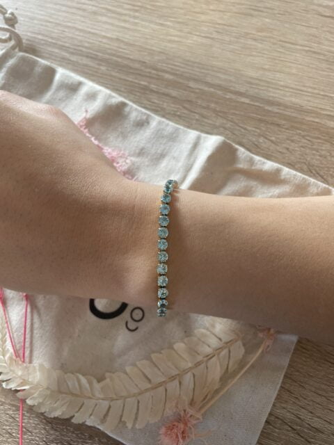 Bracelet rivière/tennis Louisa en zircon bleu clair porté