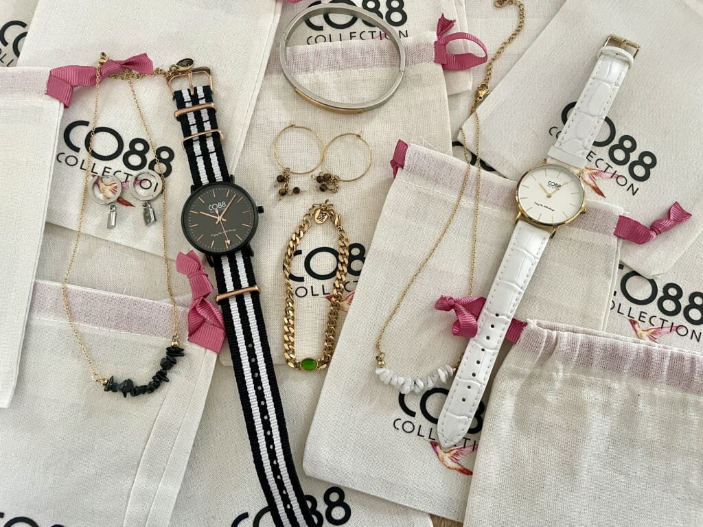 Composition bijoux Co88 France en acier inoxydable doré et argenté, montres, boucles d'oreilles, bracelets, colliers, pierres naturelles