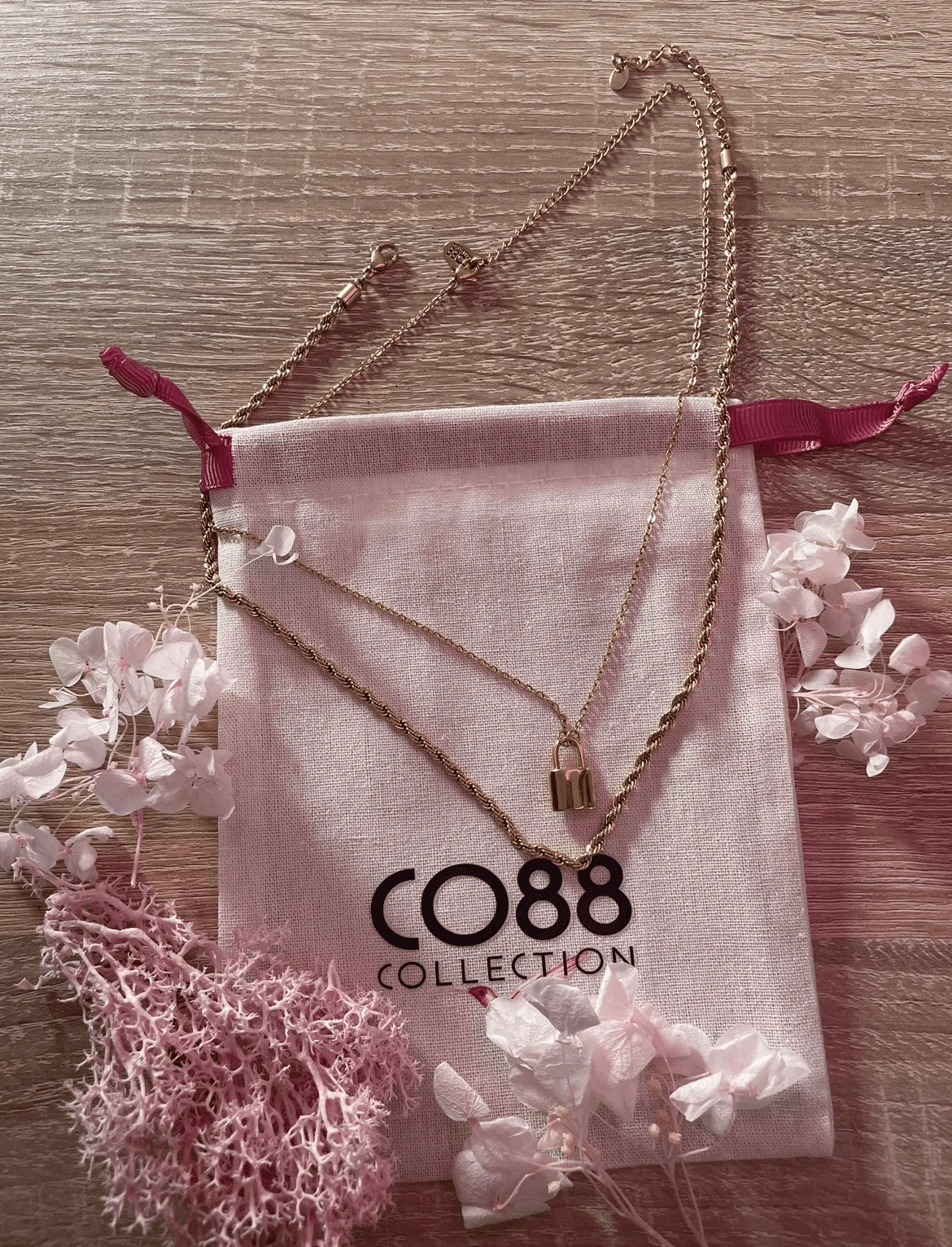 Composition collier Co88 France en acier inoxydable doré, maille et charms cadenas