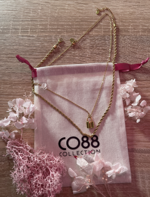 Deux colliers en acier inoxydable doré. Un avec maille originale et l'autre avec pendent cadena