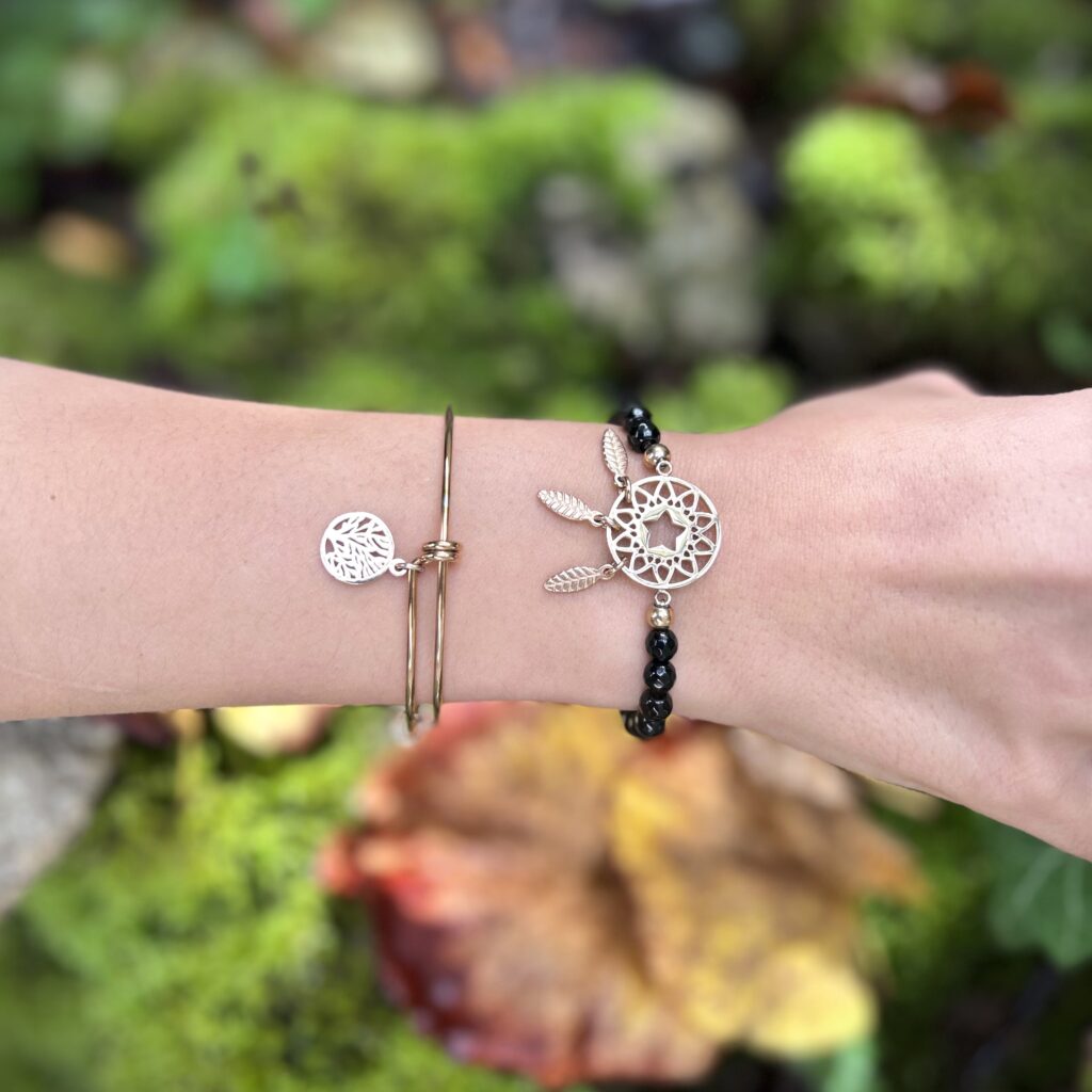 Deux bracelets co88 France un avec un arbre de vie et l'autre un attrape rêve