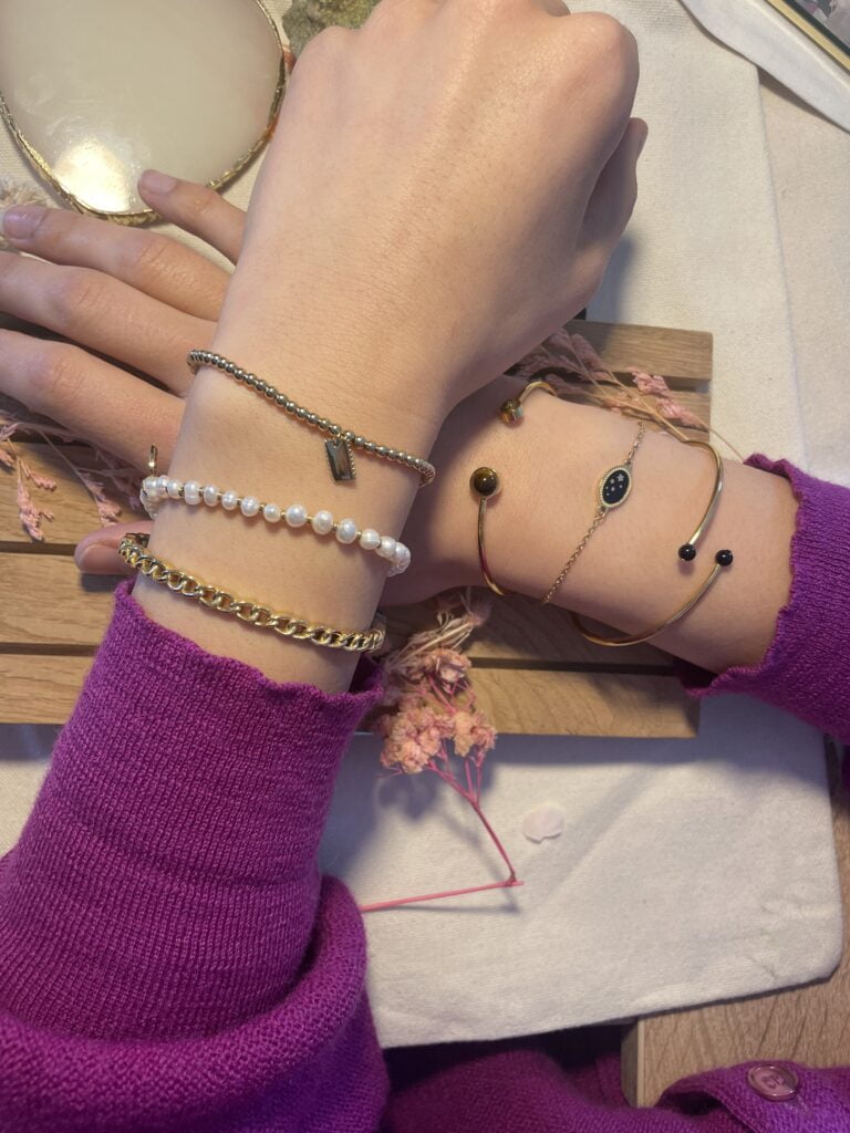 Composition de bracelets fin en acier inoxydable doré. Certains sont agrémentés de perles d'eau douces ou de pierres naturelles Co88