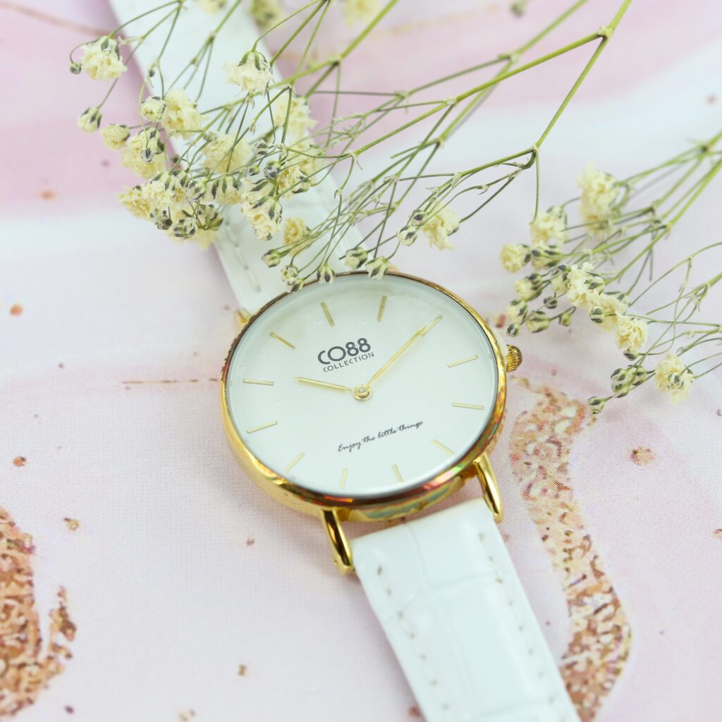 Montre Co88 collection France cadrant et aiguille acier inoxydable doré et bracelet en cuir blanc