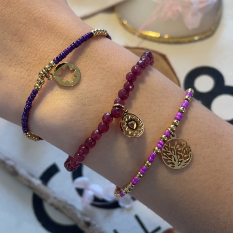 Composition bracelets Co88 France en perles violettes et roses et pierres naturelles, pampilles dorées
