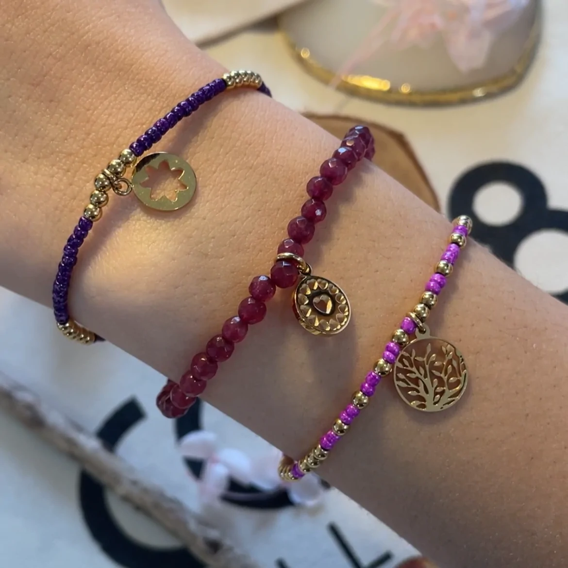 Composition bracelets Co88 France en perles violettes et roses et pierres naturelles, pampilles dorées