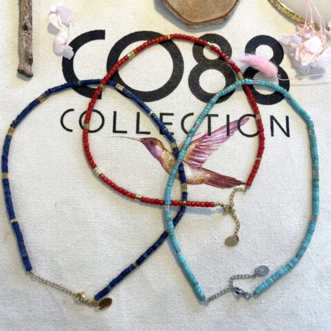Composition colliers Co88 France en perles bleu clair, bleu foncé et rouge, ornés d'acier inoxydable doré