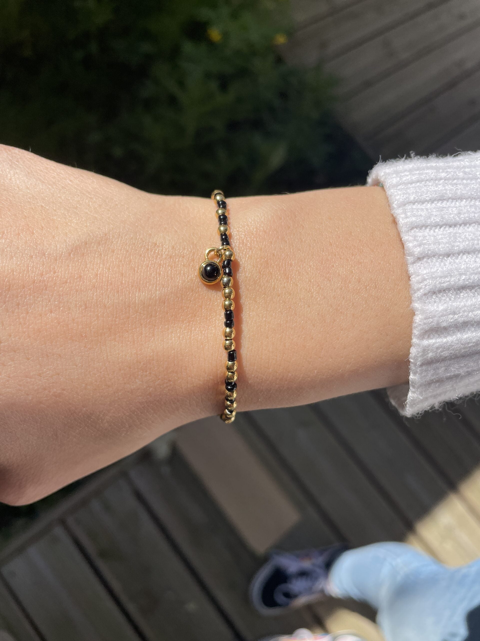 Bracelet Co88 France en acier inoxydable doré et perles noires, pampille perle noire