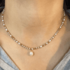 Collier Co88 France en acier inoxydable doré pampille perle d'eau douce. Photo portée