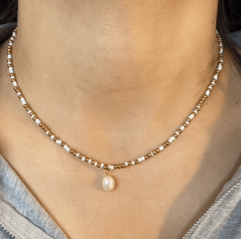 Collier Co88 France en acier inoxydable doré pampille perle d'eau douce. Photo portée