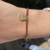 Bracelet Co88 France en acier inoxydable doré et perles marrons, pampille dorée