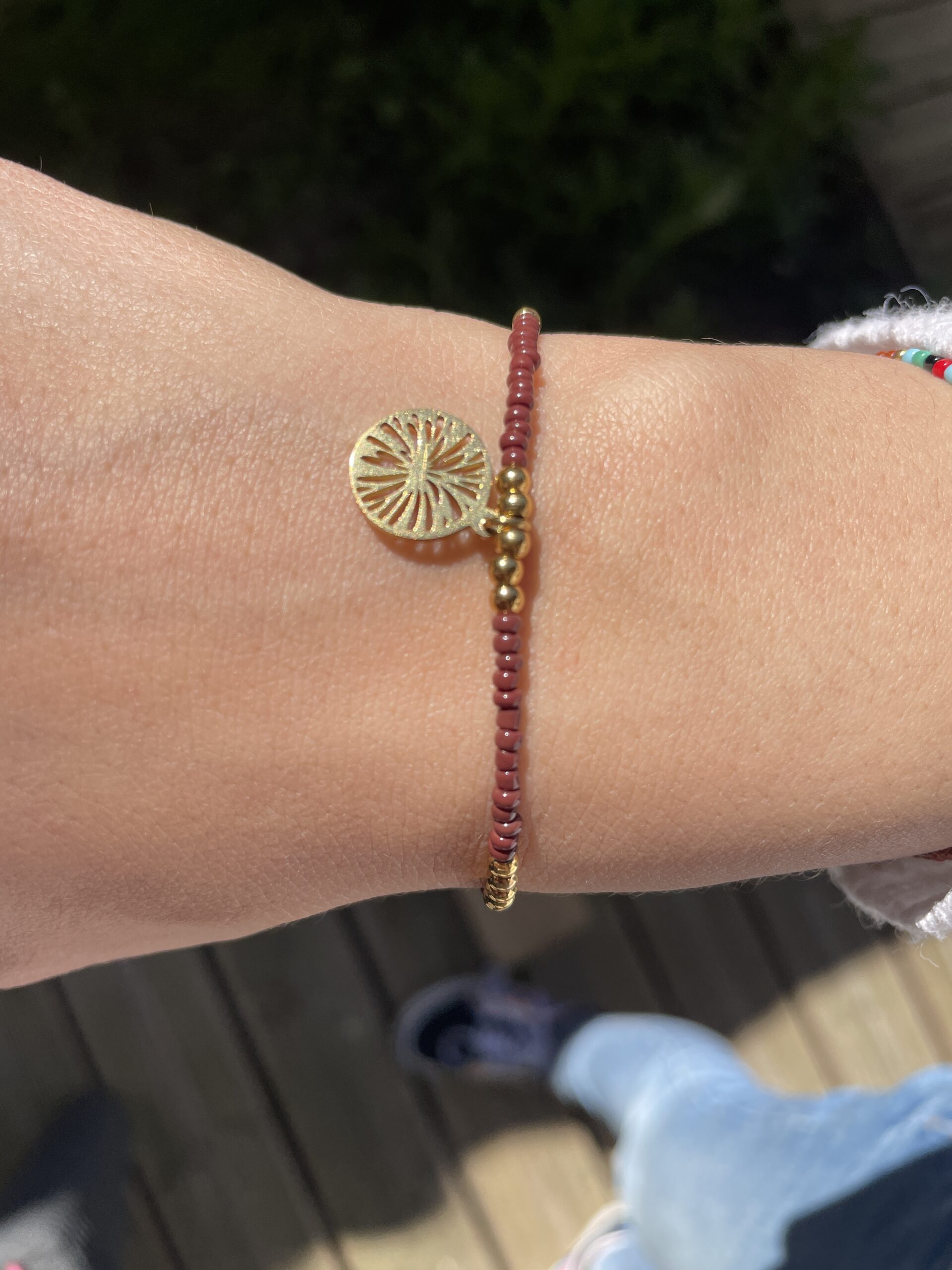 Bracelet Co88 France en acier inoxydable doré et perles marrons, pampille dorée