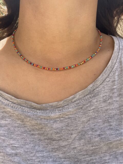 Collier en perle colorée. Photo portée