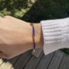 Bracelets Co88 France en acier inoxydable doré et perles bleu foncé, pampille feuille
