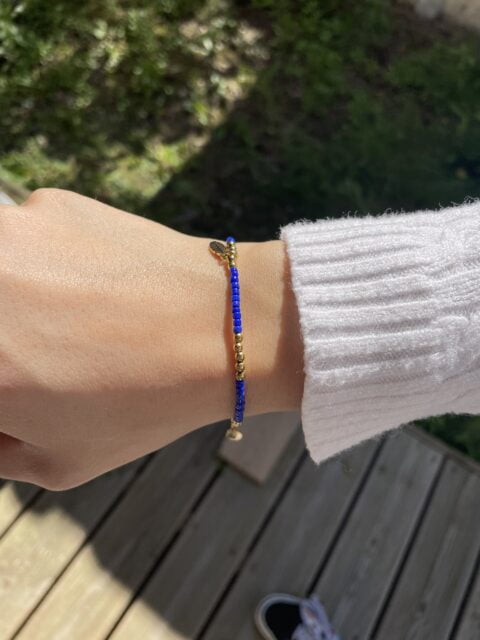 Bracelets Co88 France en acier inoxydable doré et perles bleu foncé, pampille feuille