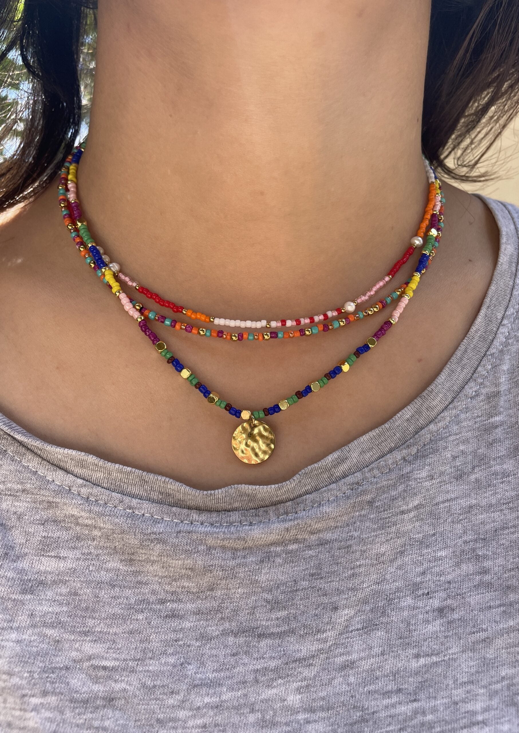 Composition des colliers AMARANDE / ESMEE / MELINA en perles colorés et avec pampilles en acier inoxydable doré 💛