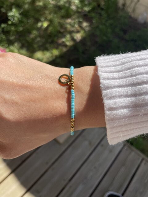 Bracelet Co88 France en acier inoxydable doré et perles bleu clair, pampille pomme