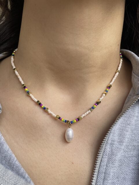 Collier CASSANDRE en acier inoxydable de la marque CO88France en perles colorées et nacrées et pampille perle d'eau douce
