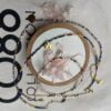 Composition bijoux Co88 France, bracelet et colliers en acier inoxydable et perles colorées, pampille dorée et perle d'eau douce