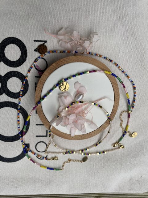 Composition bijoux Co88 France, bracelet et colliers en acier inoxydable et perles colorées, pampille dorée et perle d'eau douce